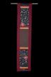Panneau mural HINDI Laine noire brodée. Bordure coton bordeaux. Bandes de soie rouge/safran. Ht 178 cm x 38 cm. 10 coloris .           